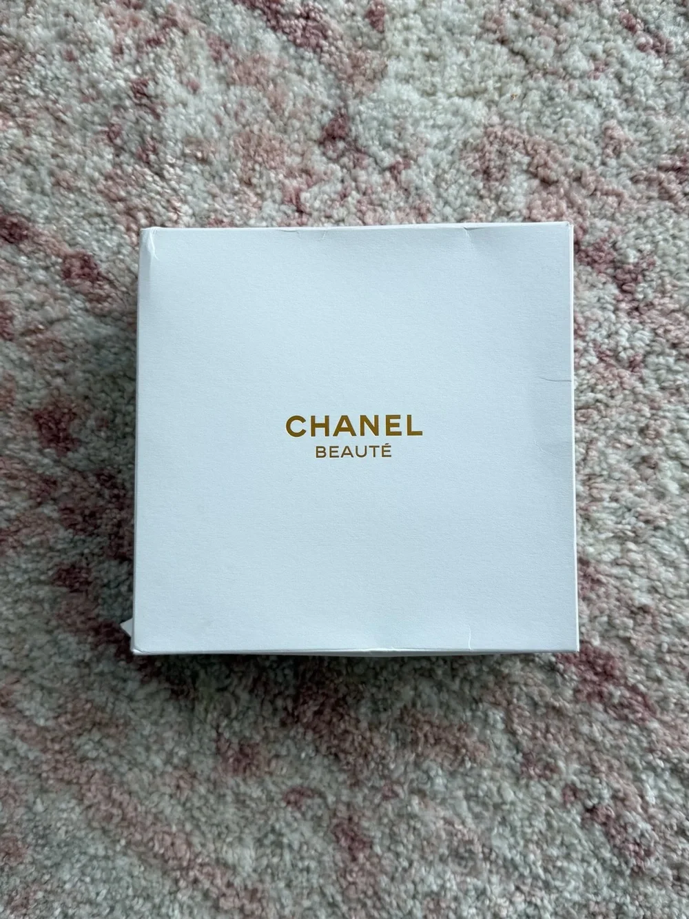 CHANEL beauté white