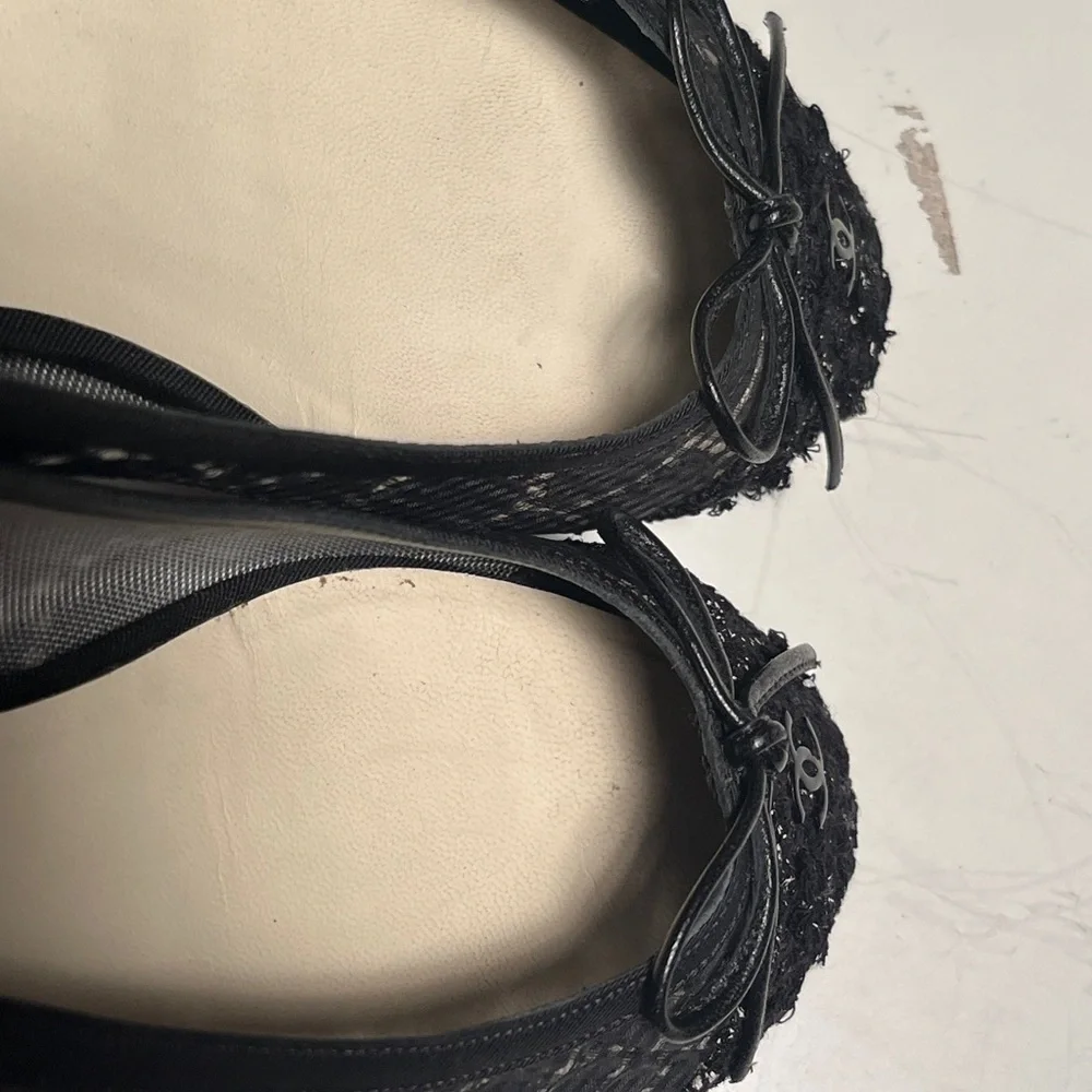 CHANEL stylish flats