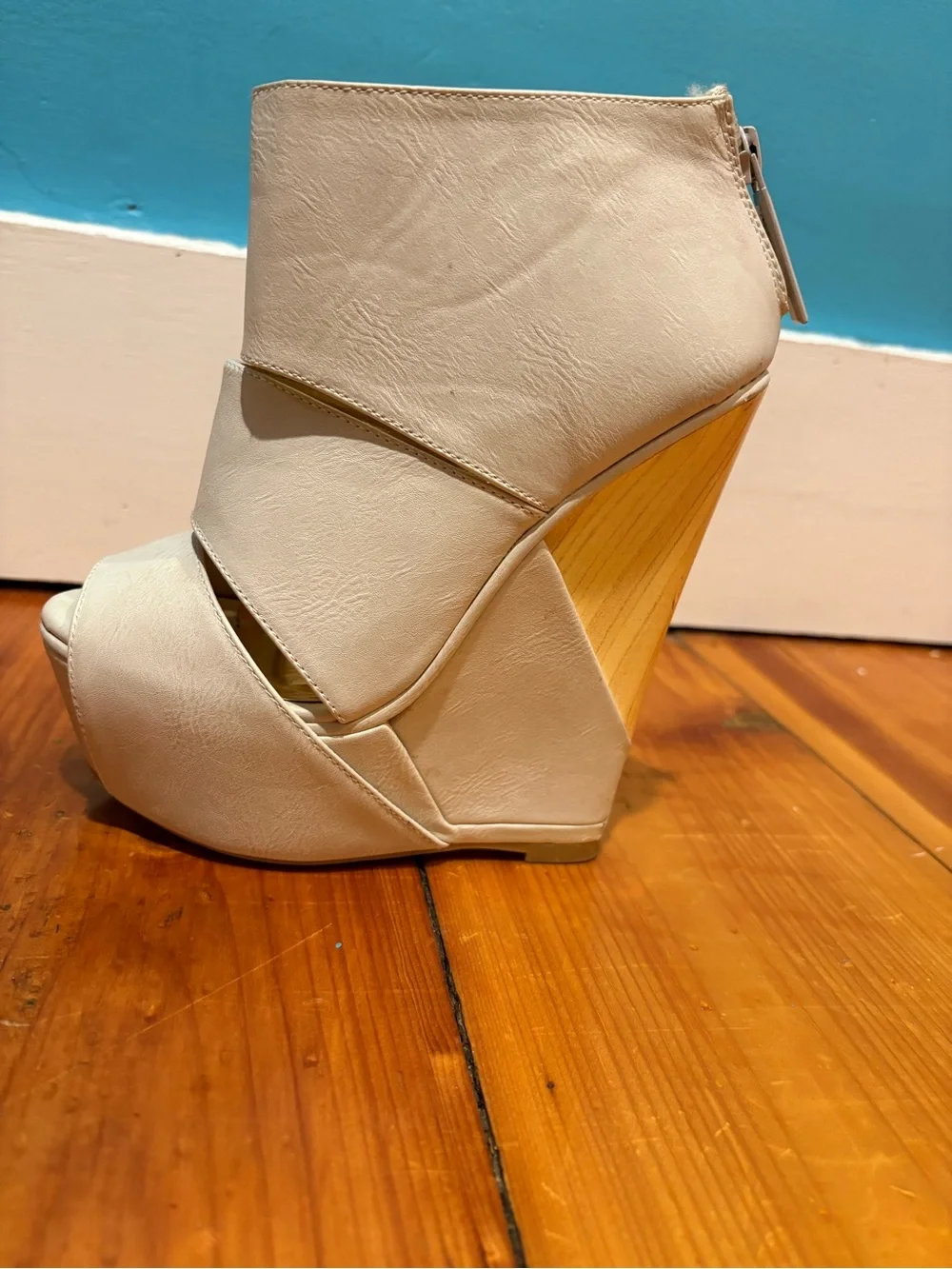 N/A cream wedge