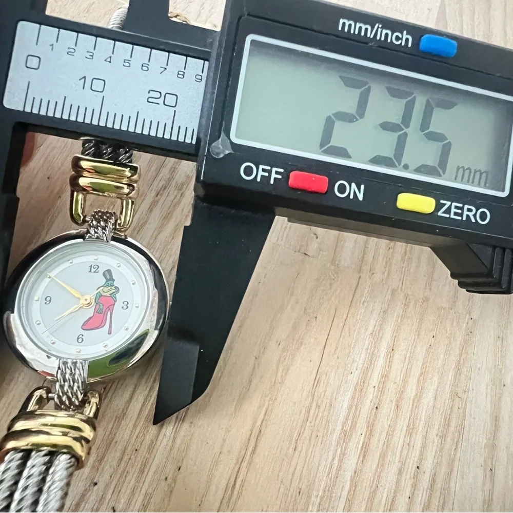 Fossil brand warner