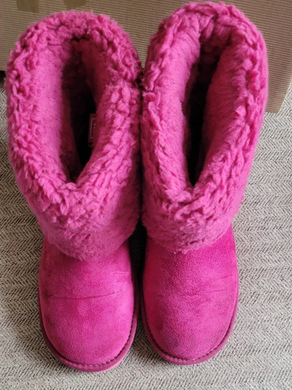 UGG vibrant pink