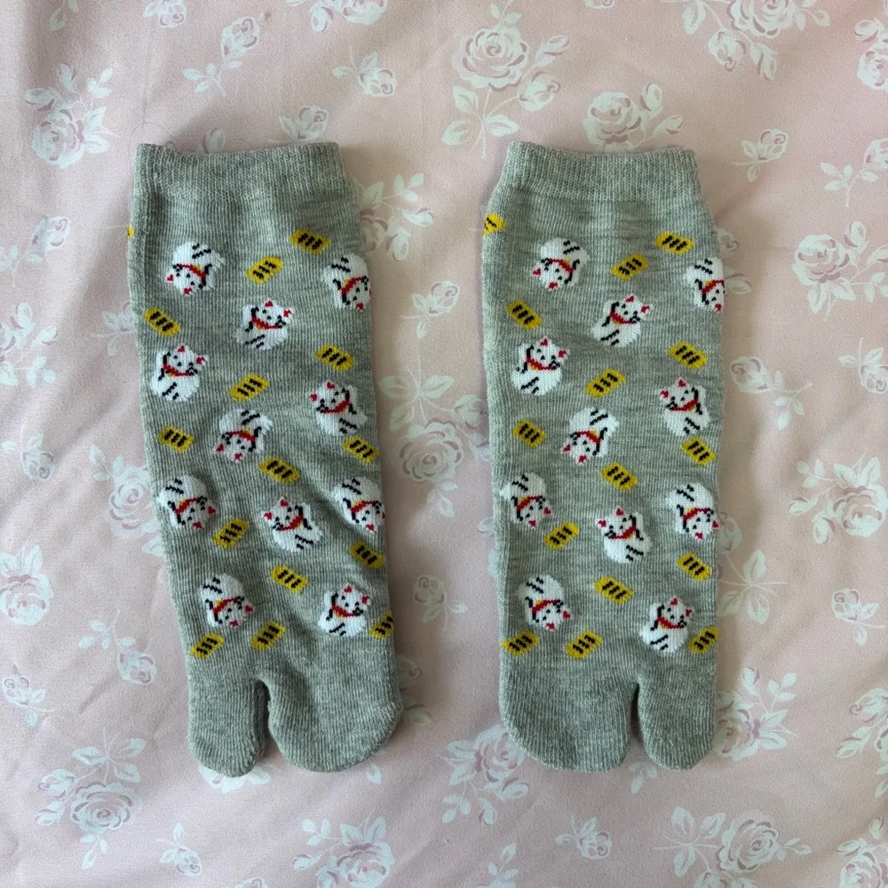 Grey Lucky Cat Print Tabi Socks