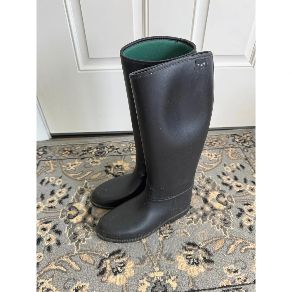 Toggi black rubber
