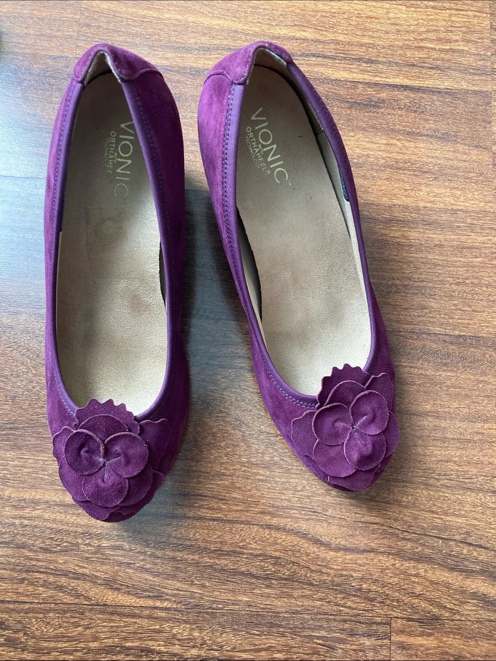 Vionic plum suede