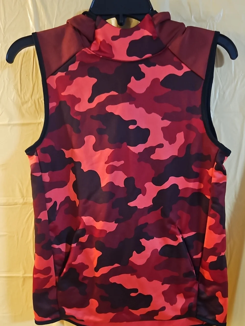 OLD NAVY ACTIVE BOYS RED CAMO SLEEVELESS HOODIE: GREAT CONDITION: SIZE L (10)