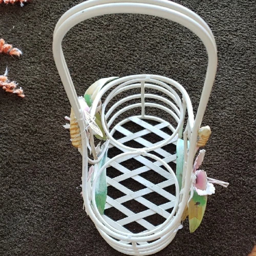 Decoline basket featuring beautifully