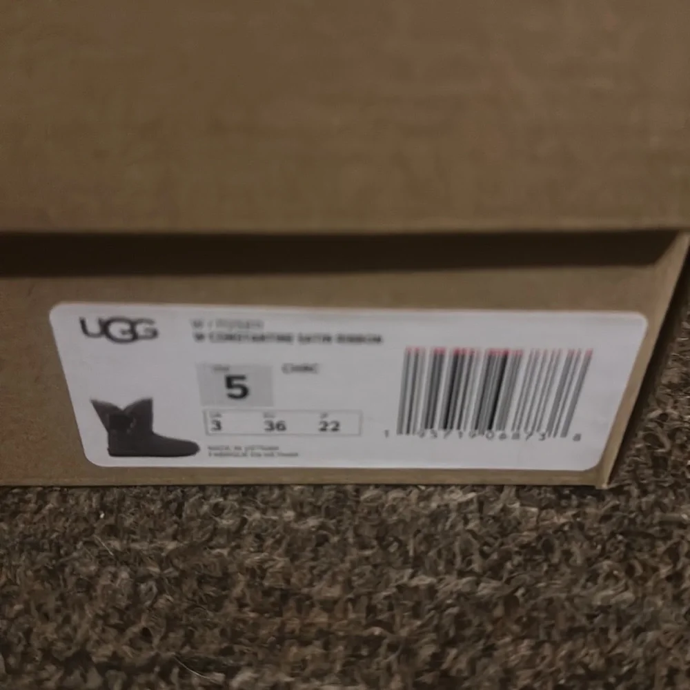 UGG charcoal constantine