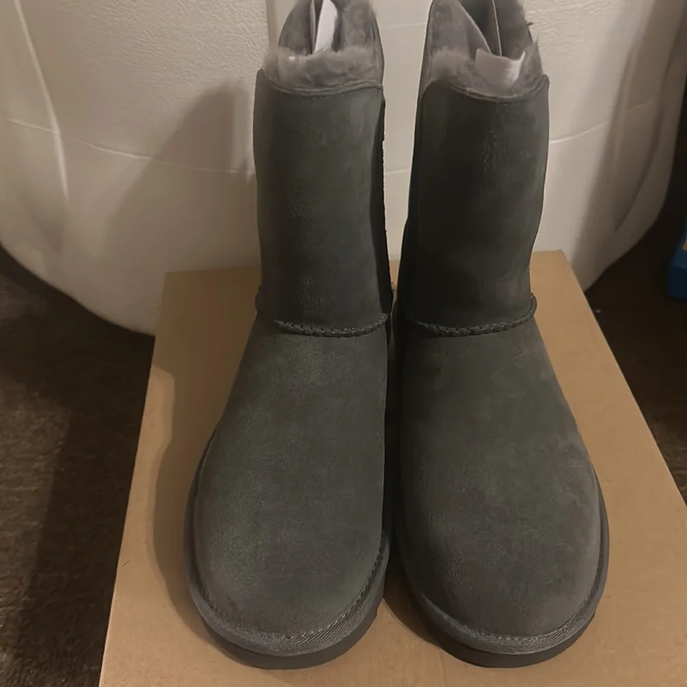 UGG charcoal constantine