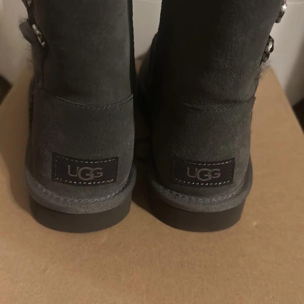 UGG charcoal constantine