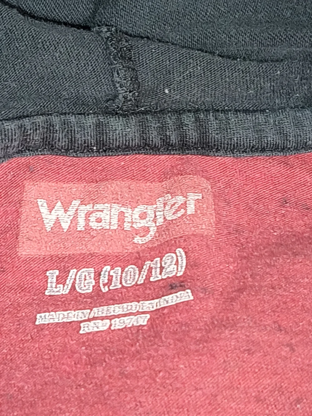 Wrangler Kids Maroon & Black Hooded Henley Size L 10/12.   KS 28