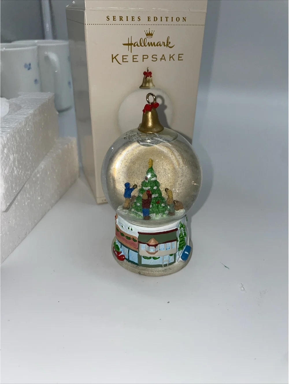 2006 Hallmark Keepsake Ornament Winter Wonderland Trimming the Tree Snowglobe