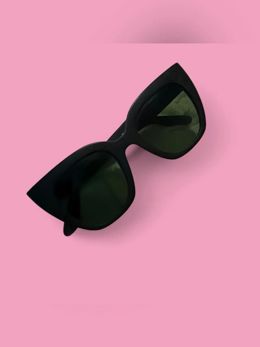 Black Cat-Eye Women's Sunglasses - Sleek UV Protection