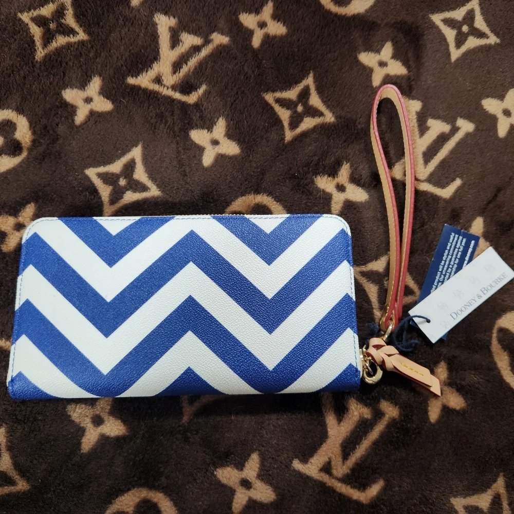Dooney & Bourke chic wristlet
