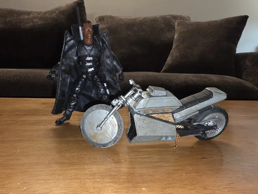 Toy Biz Marvel Legends Series V Blade Super Poseable Figure w/ Sword & Bike Vtg