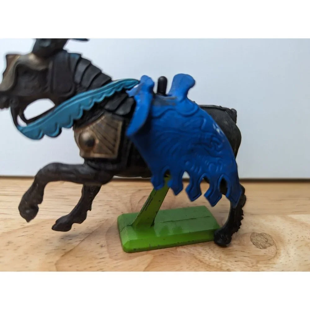 deetail horse stand