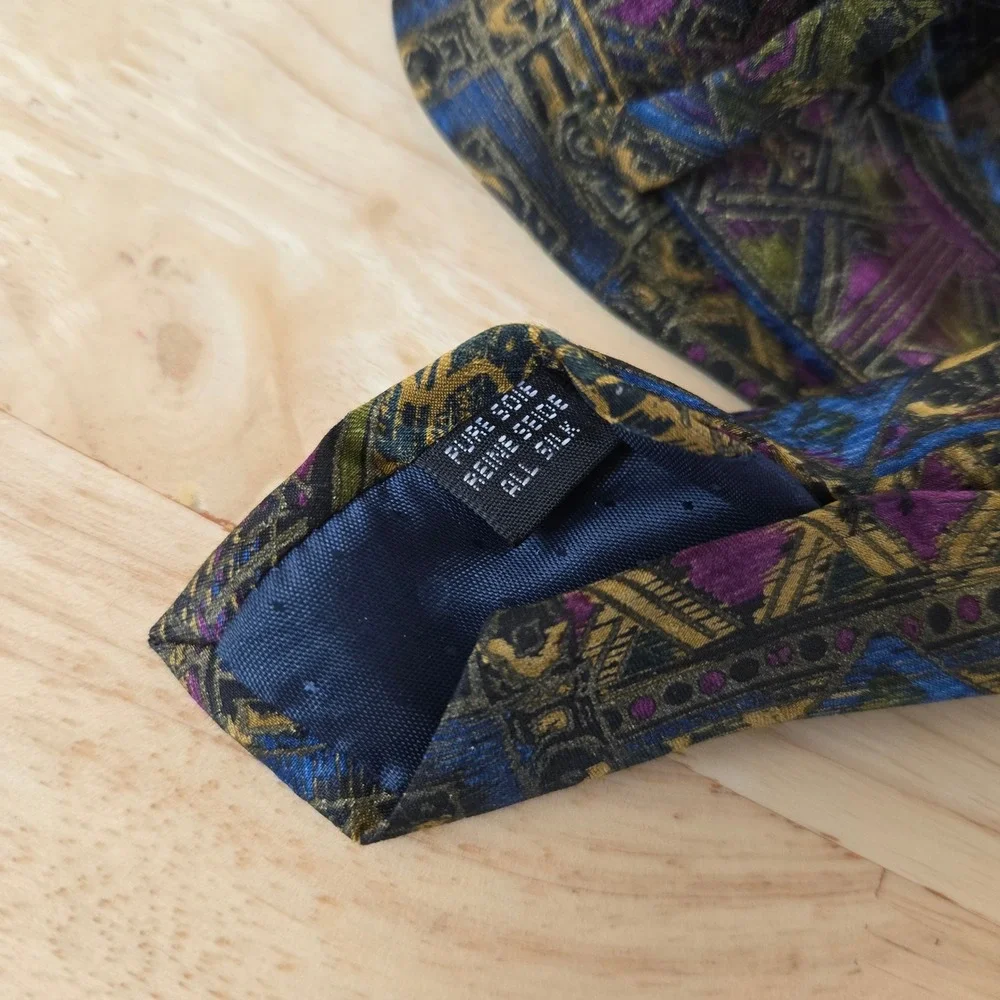Versace indicate border