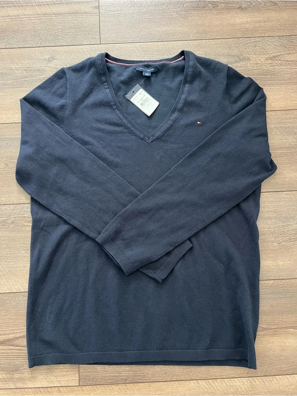 NWT Tommy Hilfiger Women’s V-neck Sweater Large