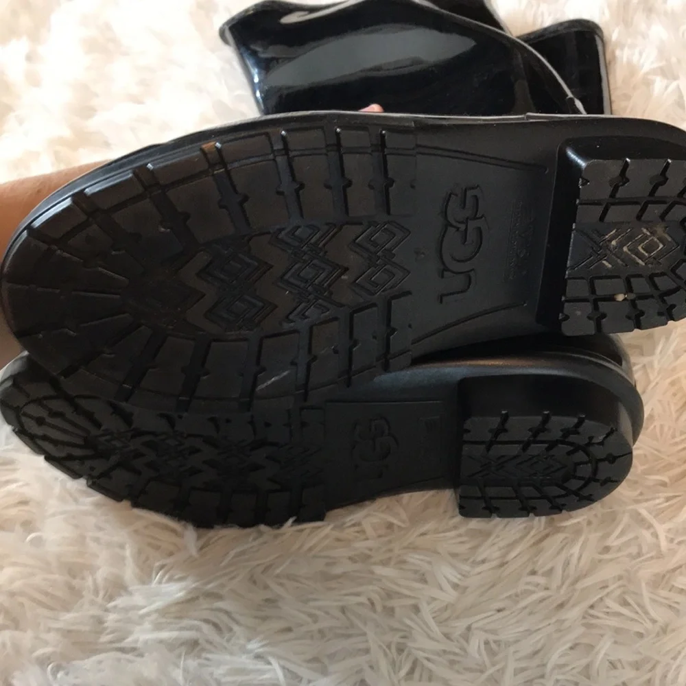 UGG fits black