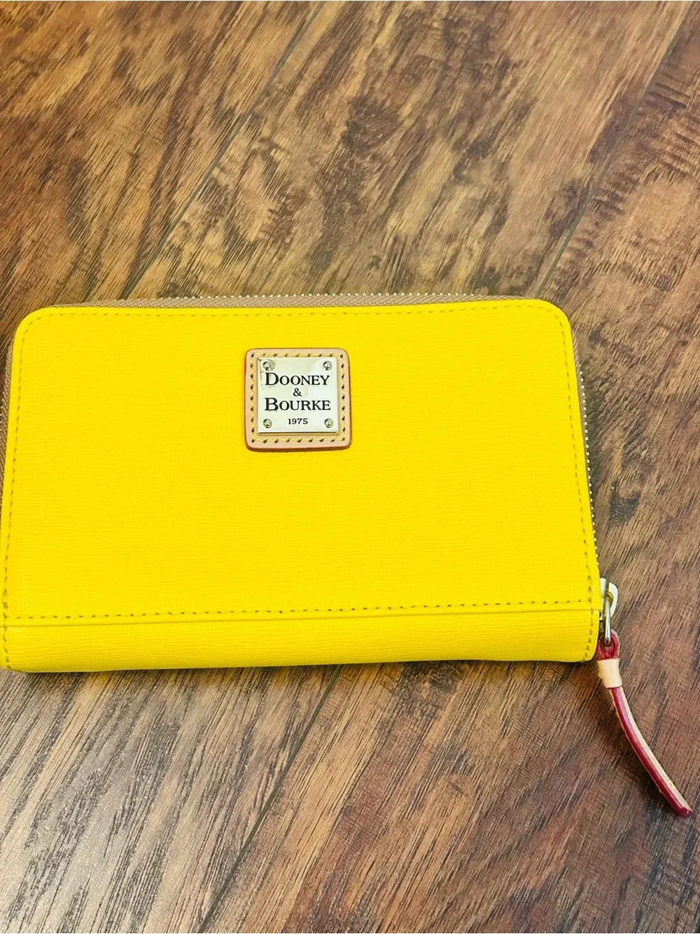 Dooney & Bourke clutch zip