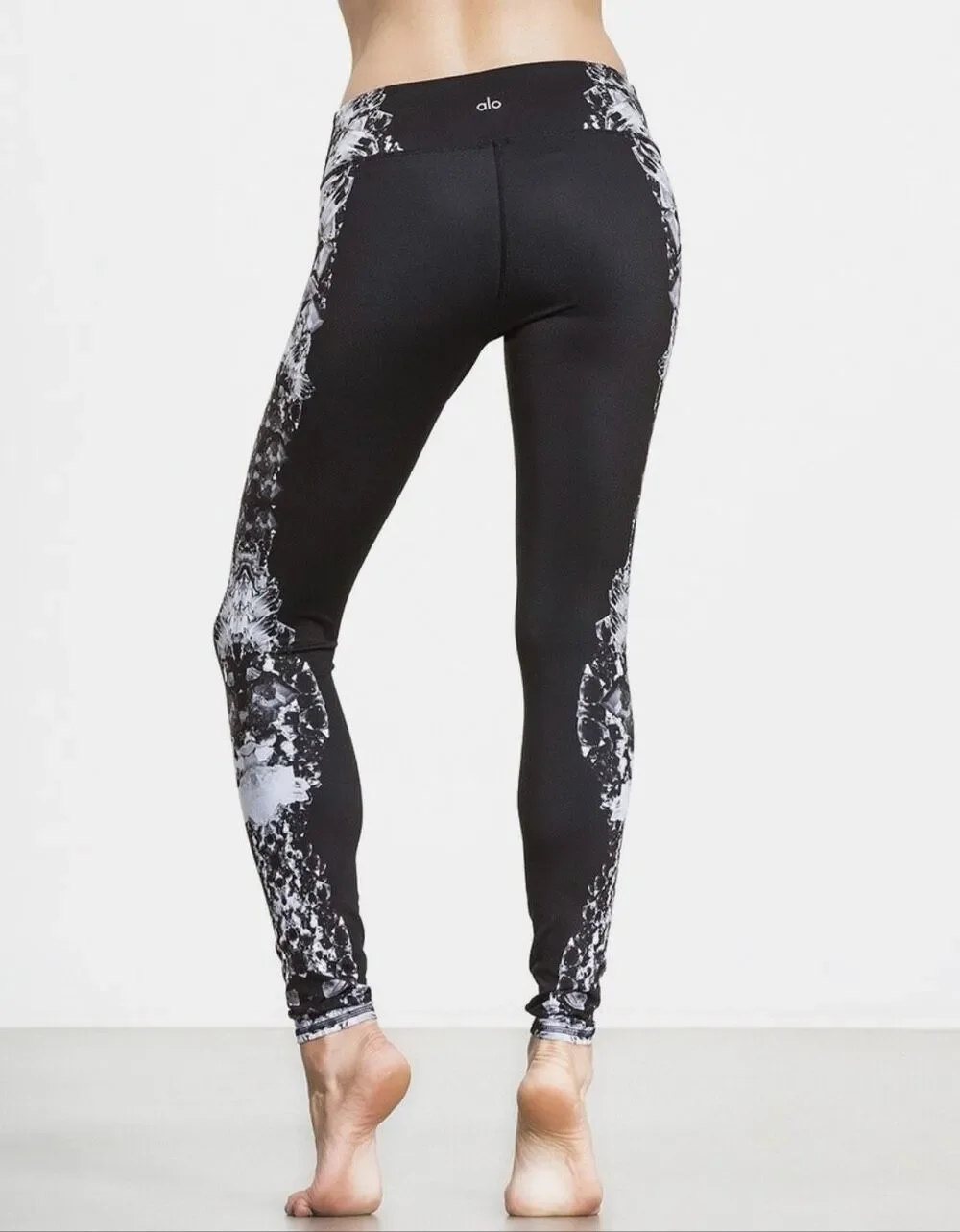 ALO Yoga highly detailed