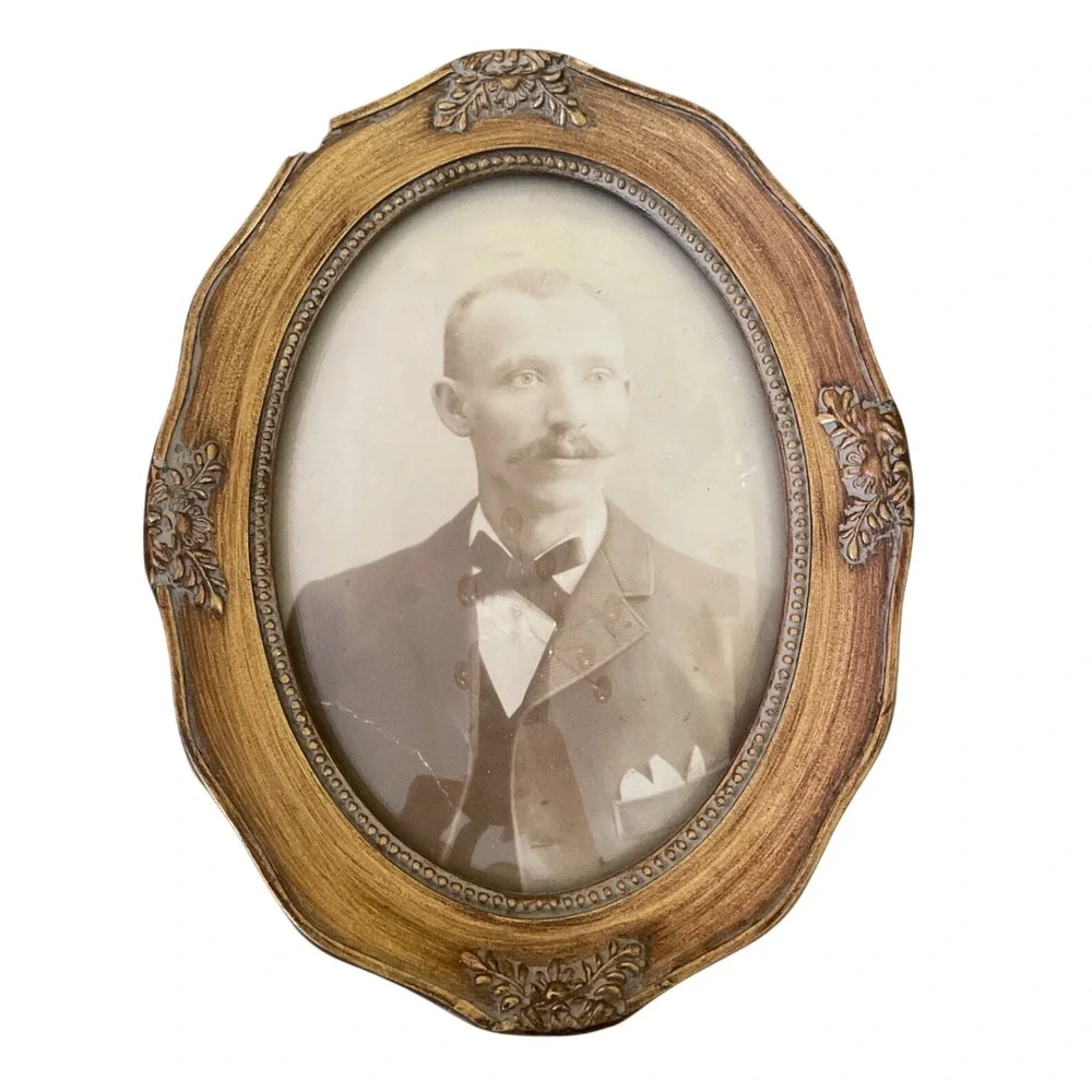 Antique Victorian Gilt Oval Picture Frame with Gentleman Portrait 8x6 Ornate