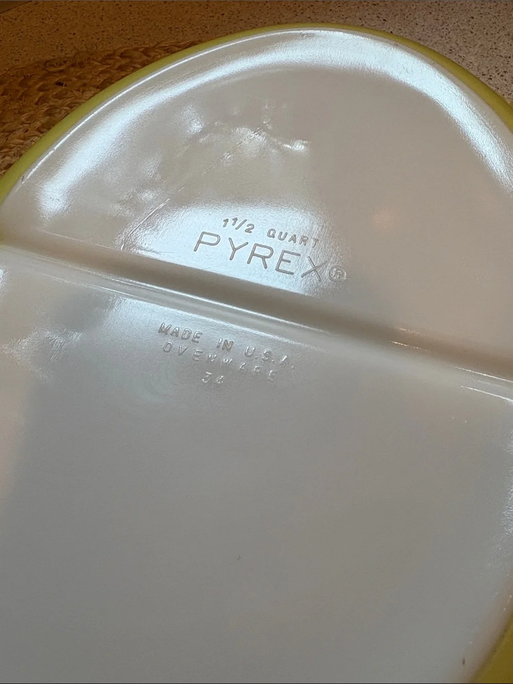 Pyrex vintage yellow