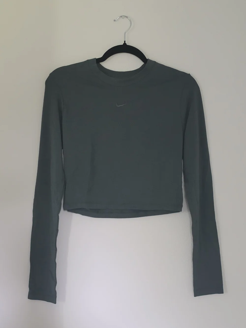 Nike Women's Long-Sleeve Crop Top in Dark Green