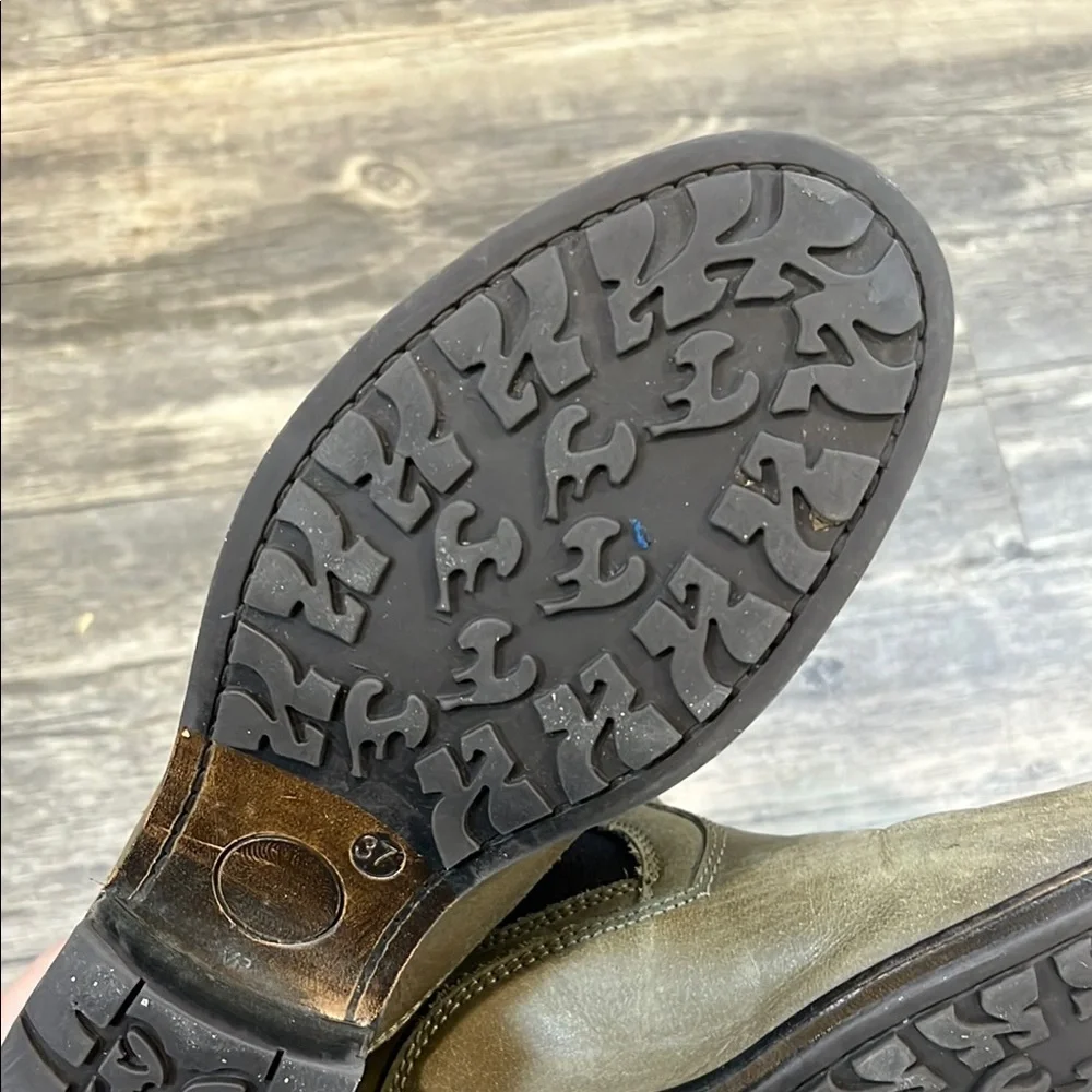 Eric Michael stylish khaki