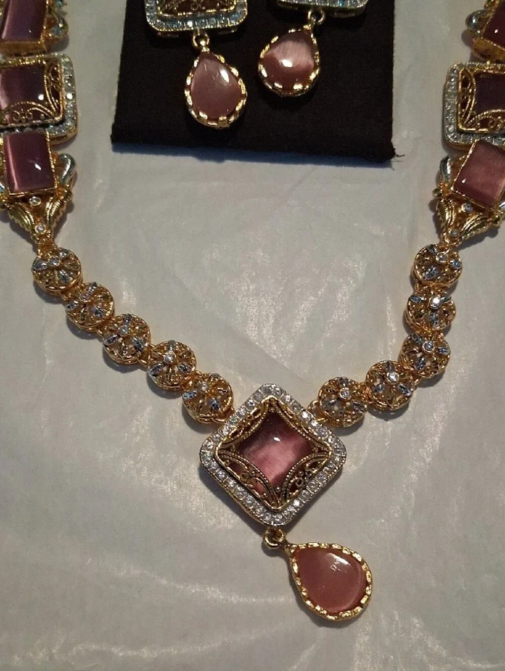N/A elegant gold