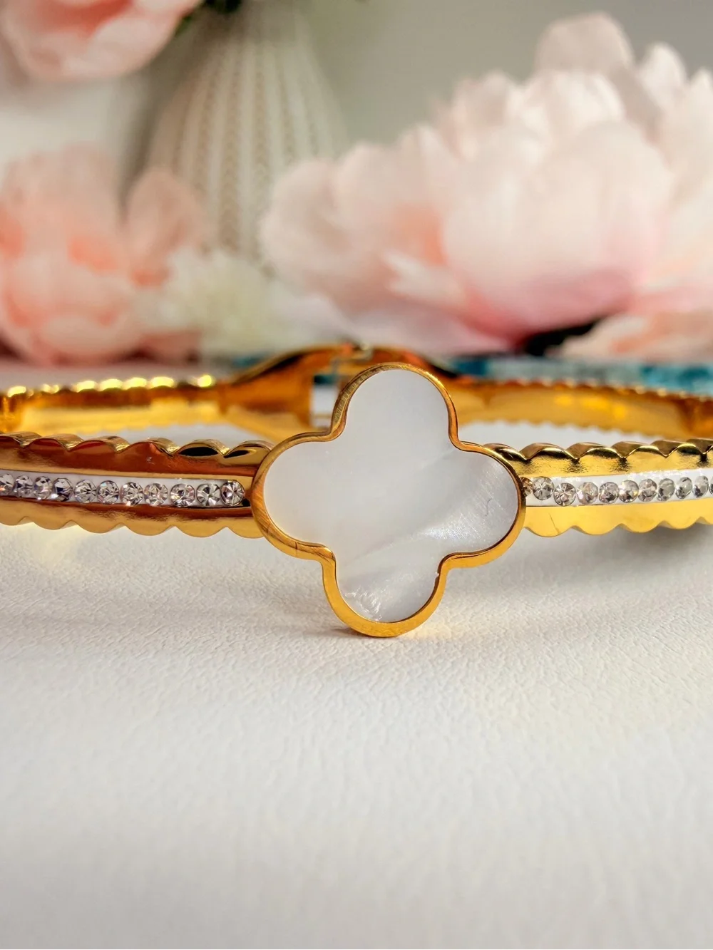 N/A elegant gold