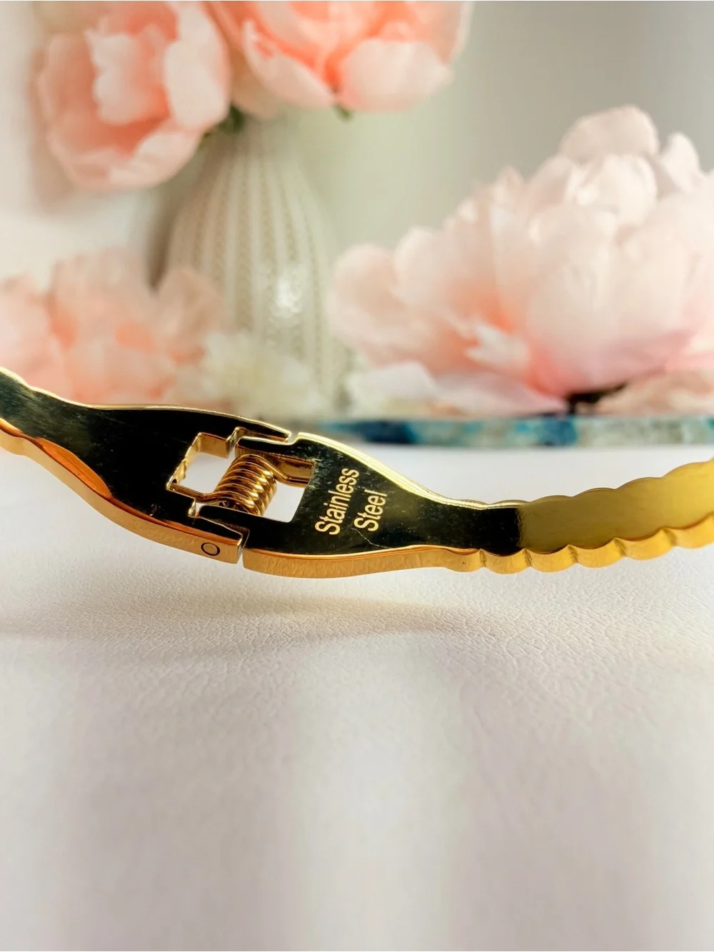 N/A elegant gold