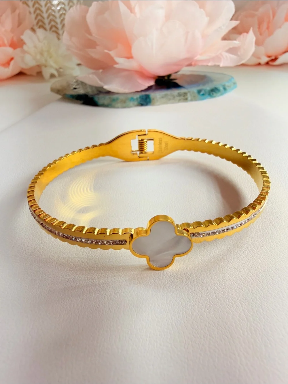 N/A elegant gold