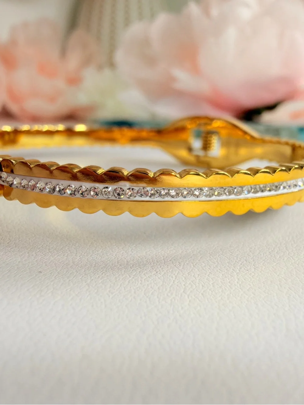 N/A elegant gold