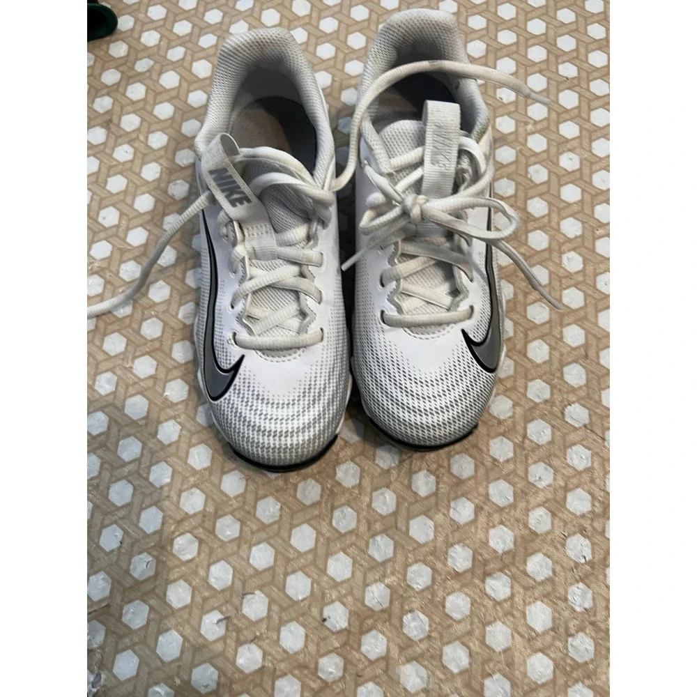 Nike youth Vapor Shark 3 Cleats White Silver Black 1.5Y FB3306-100