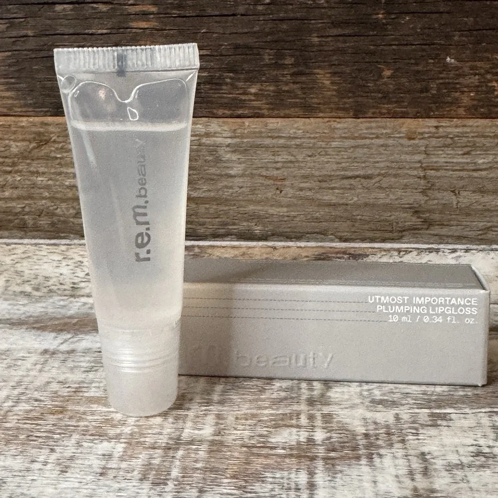 R.E.M. Beauty compact plumping