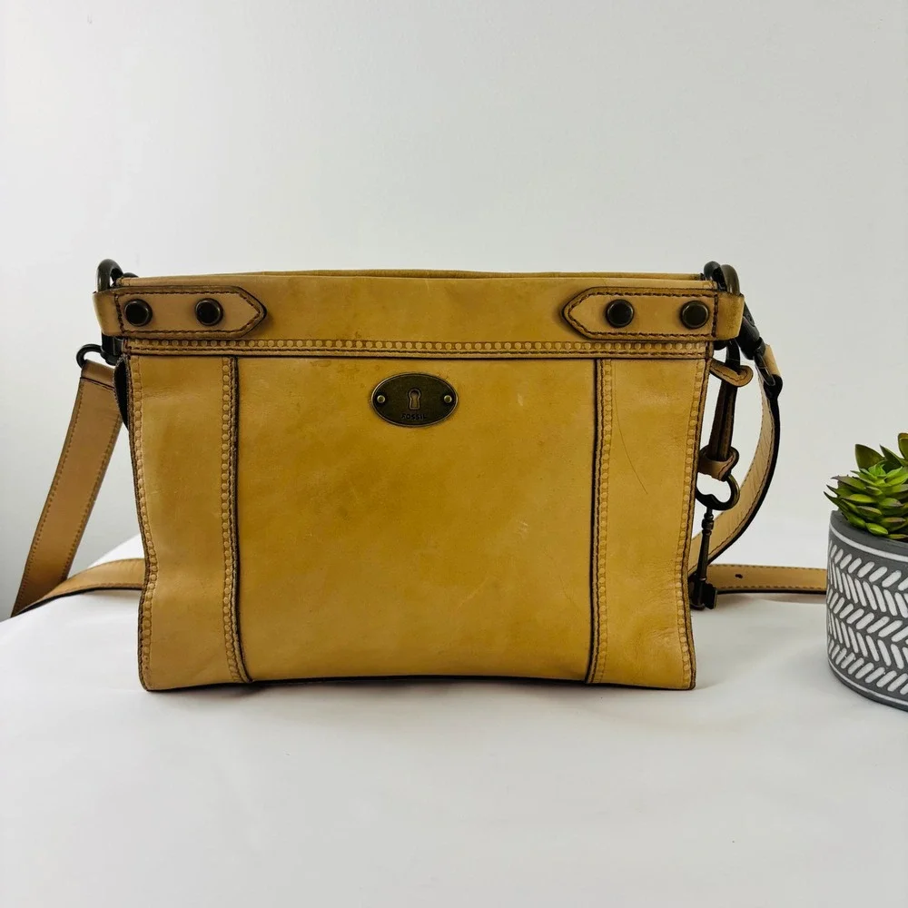 Fossil Tan Leather‎ Crossbody Bag Brass Hardware Turn Lock Key Charm Vtg. Style