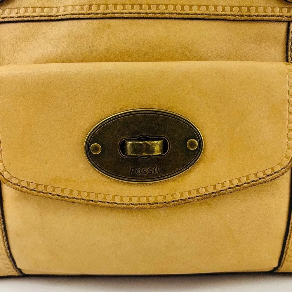 Fossil Tan Leather‎ Crossbody Bag Brass Hardware Turn Lock Key Charm Vtg. Style