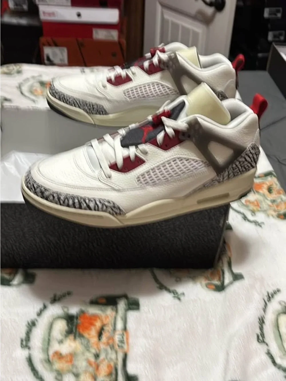 Air Jordan Spizike low Retro White and Red Sneakers