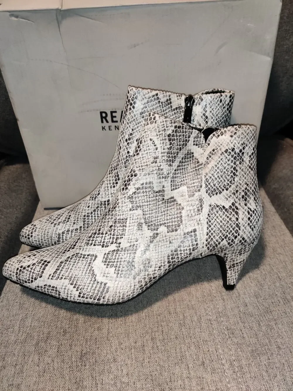 Reaction Kenneth Cole Snakeskin Kitten Heel Ankle Boots Booties Size 9.5