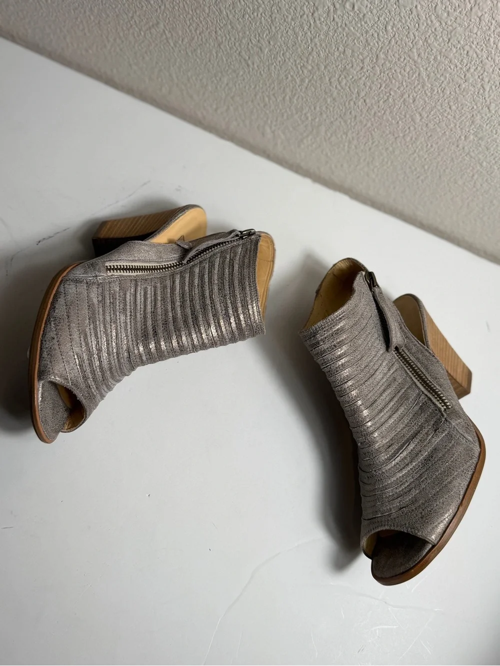 Paul Green~Cayanne~Smoke Brush Metallic~Leather~Peep Toe~Heeled~Bootie~Size 4.5