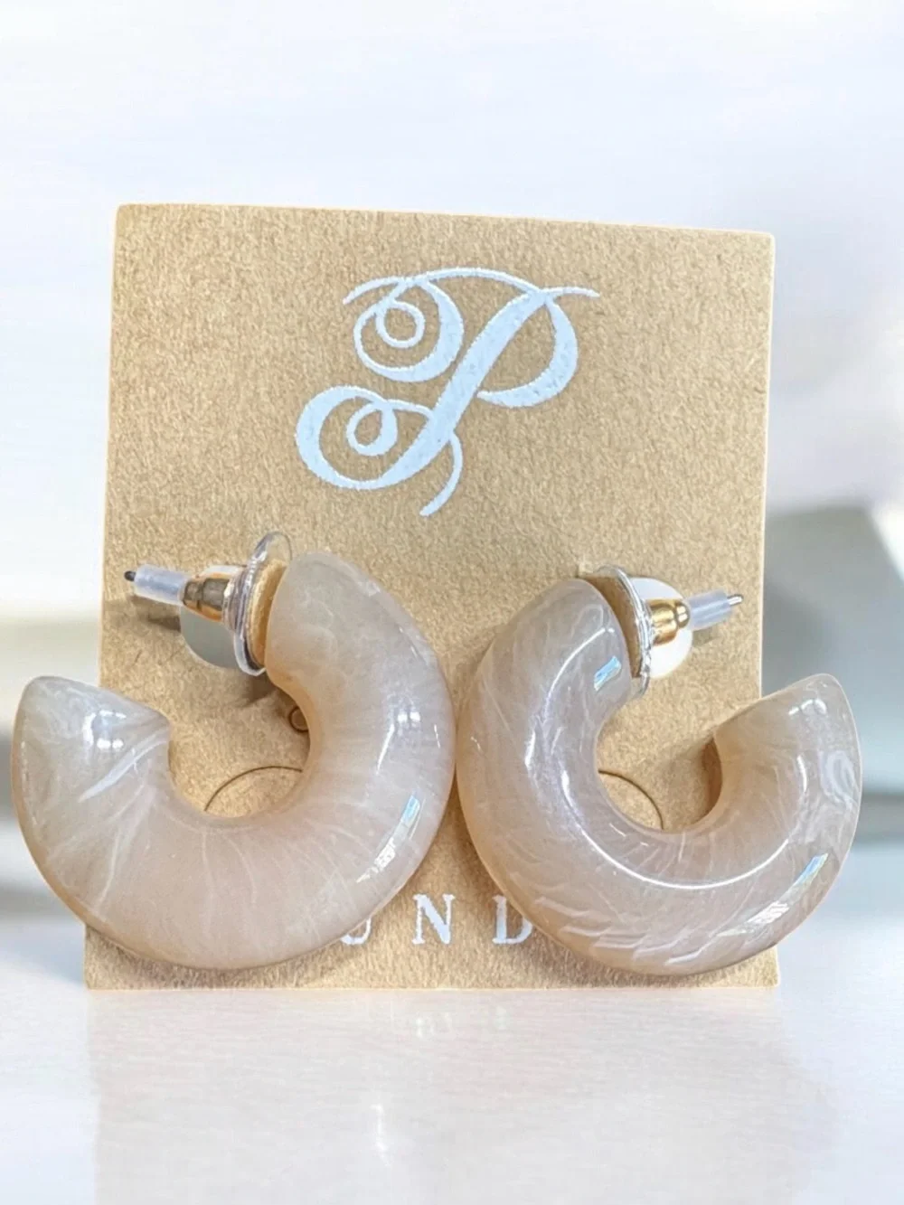 Plunder ale Beige Hoop Resin Earrings (v)