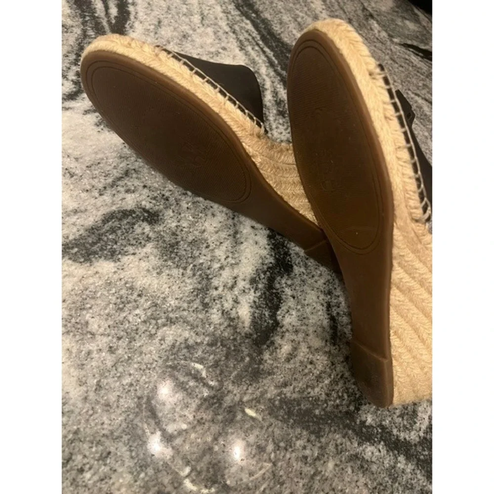Vince Camuto step into
