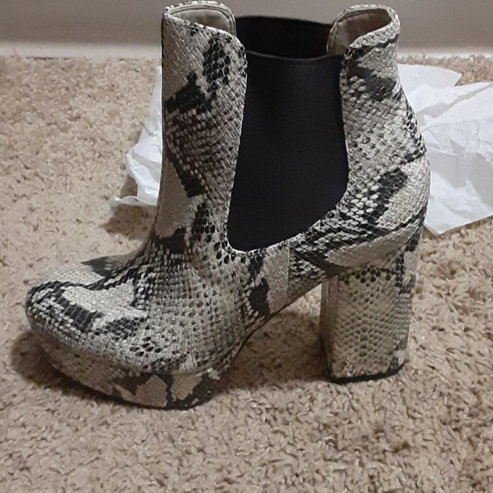 Sam Edelman snakeskin embossed