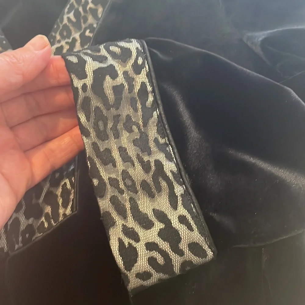 Oscar de la Renta velvet neckline