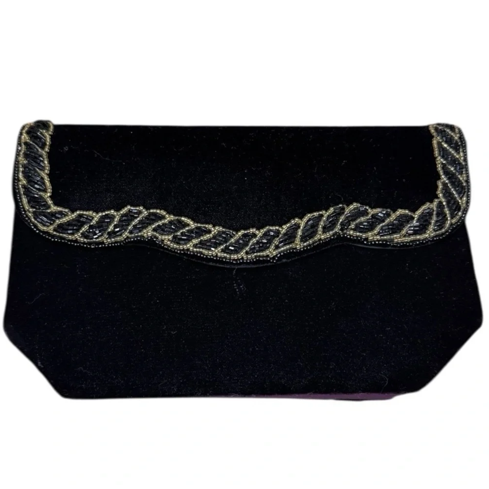 Clutch Elegant Black Velvet w/ Gold Details. Can be‎ used with or without strap