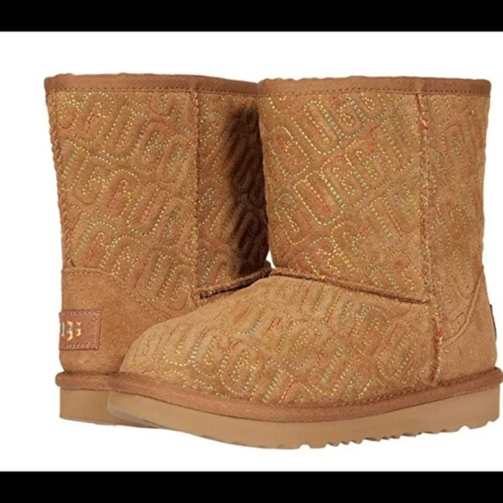 NIB UGG GIRL'S CLASSIC SHORT GRAPHIC STITCH LOGO‎ WINTER BOOTS CHESTNUT