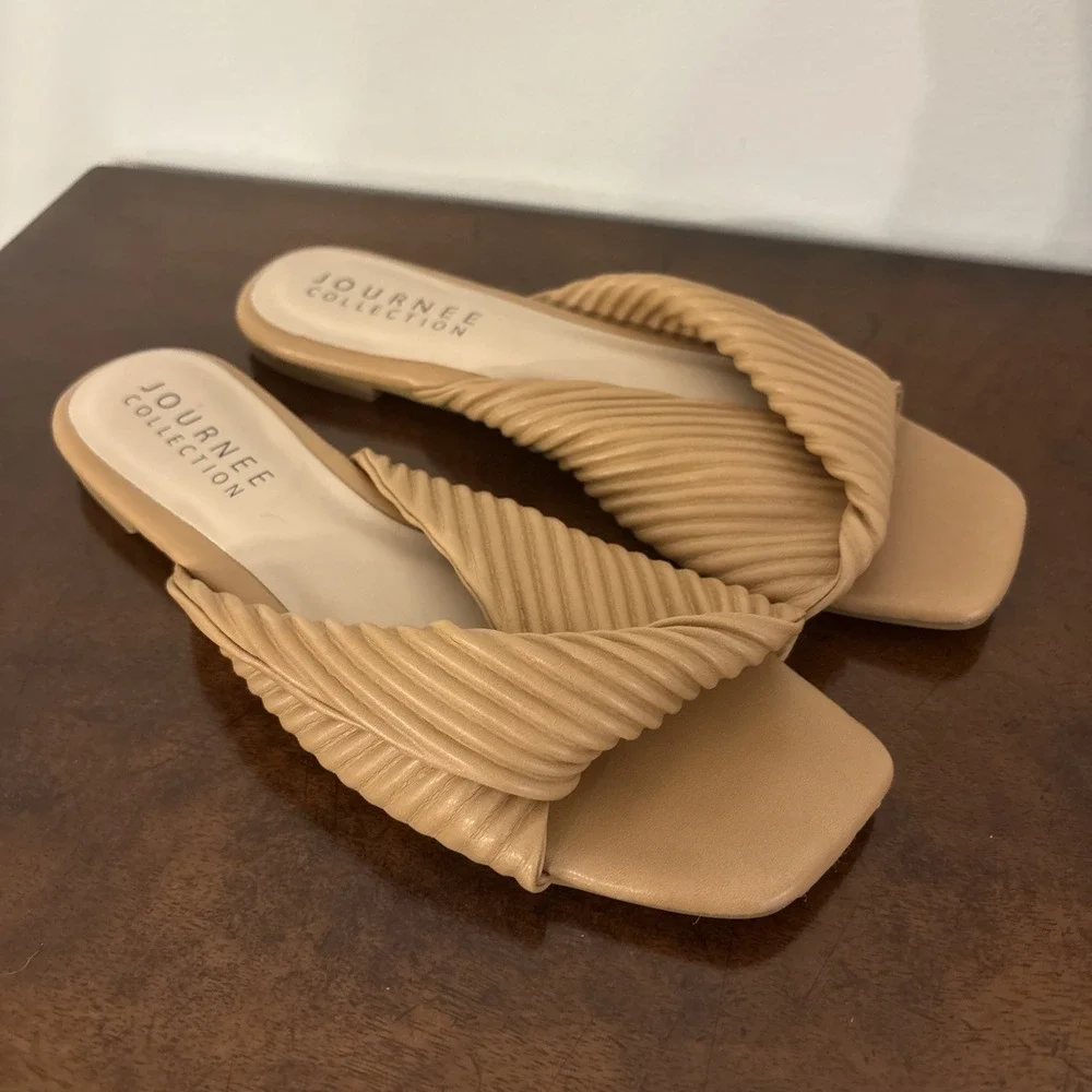 Journee Collection minimalistic fashion