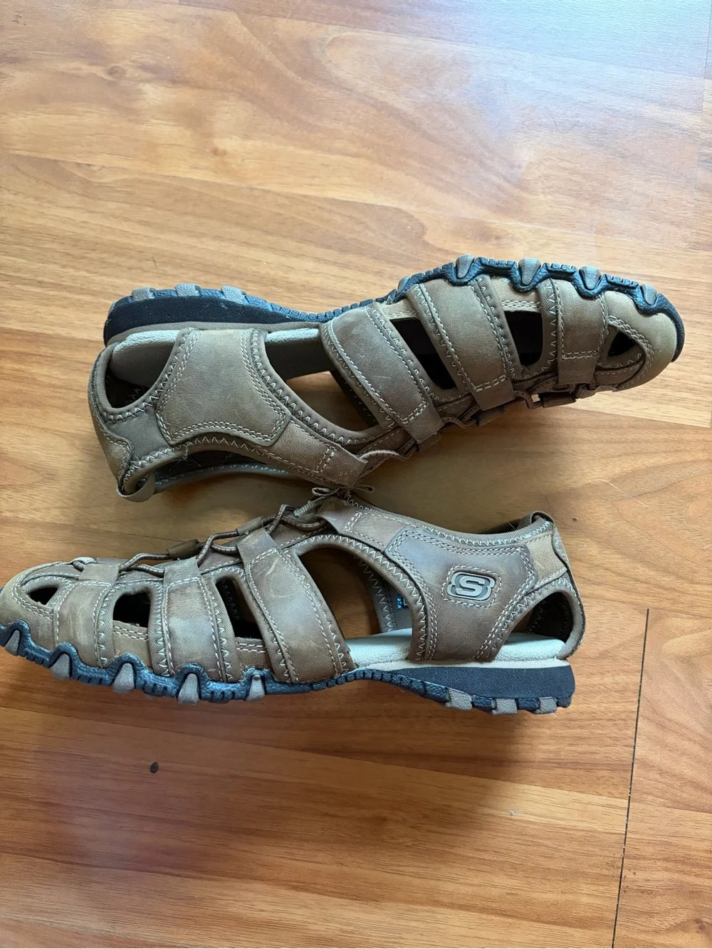 Skechers lightweight closed