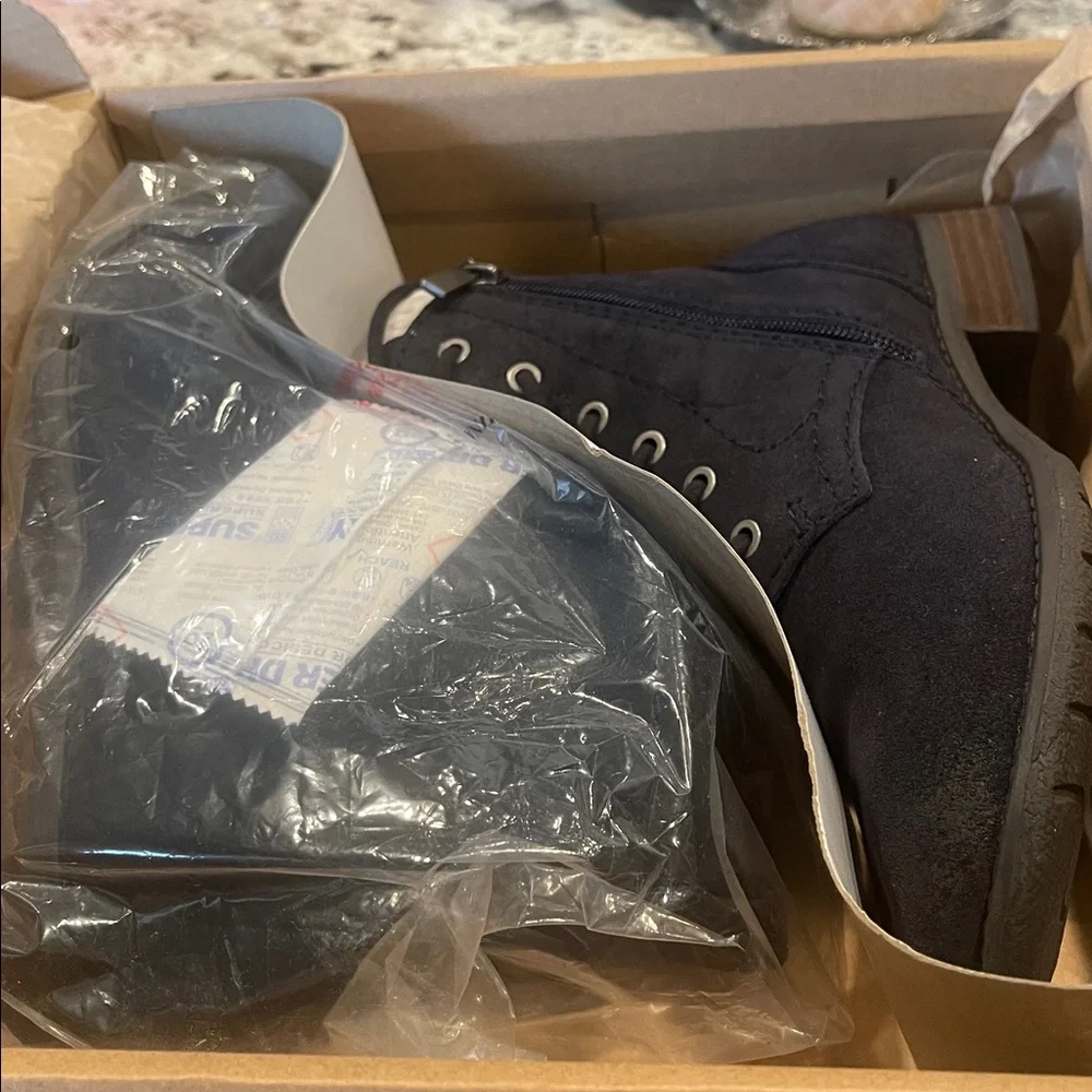 Earth navy boots