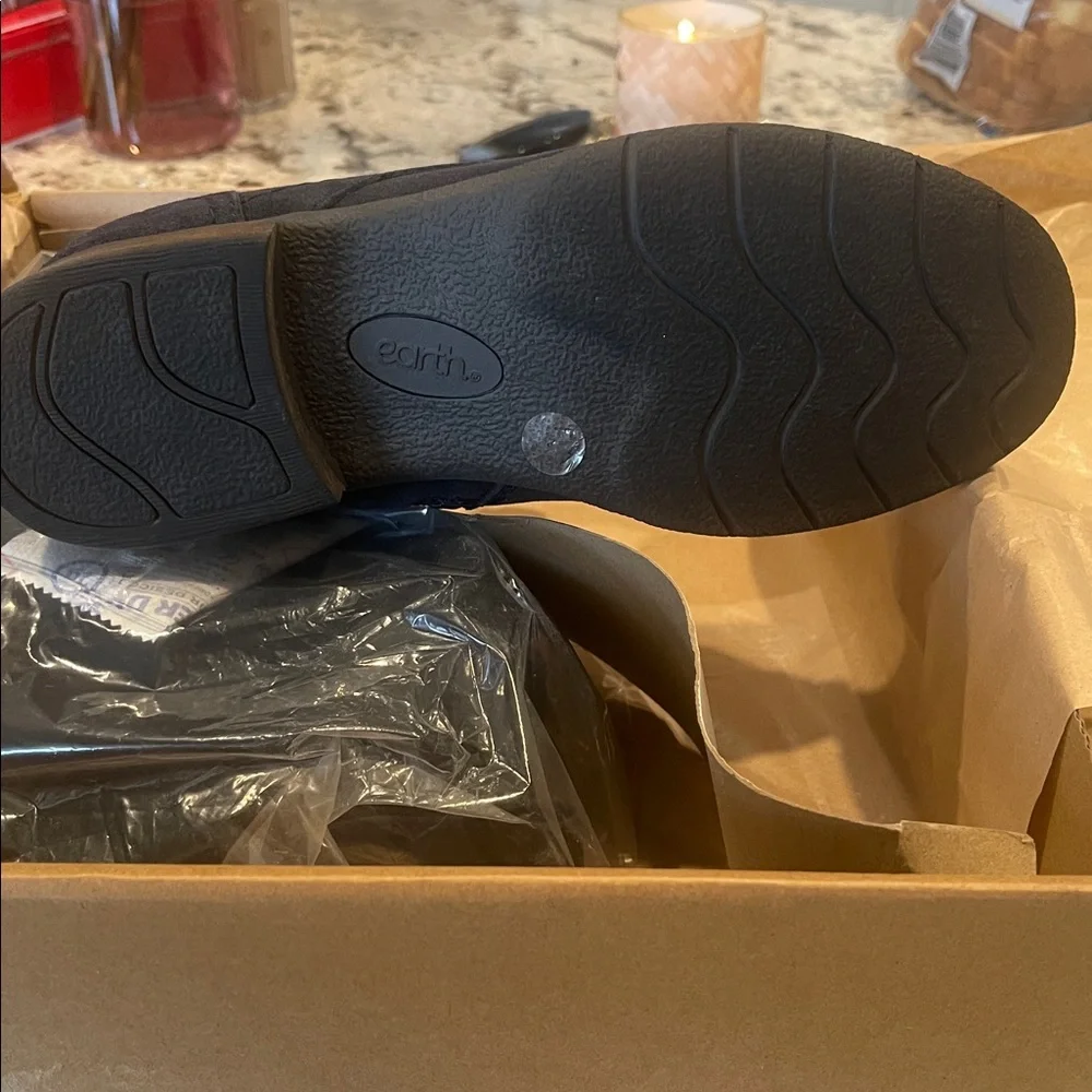 Earth navy boots